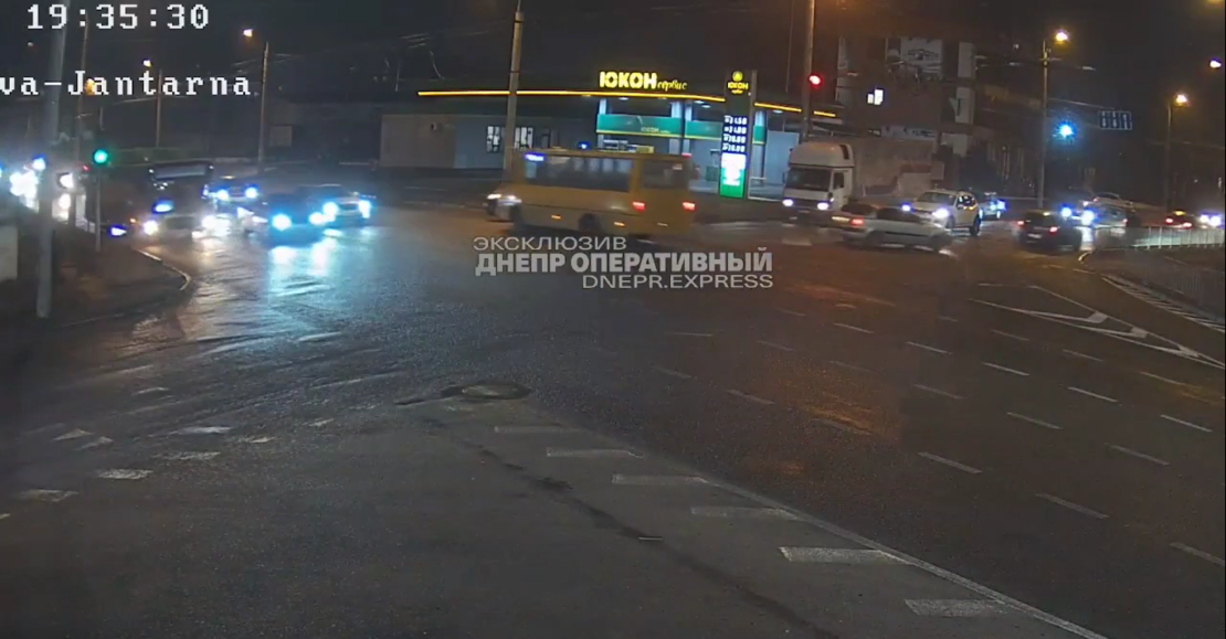 Жесткое ДТП на Калиновой в Днепре: столкнулись три авто, есть пострадавшие (видео момента)