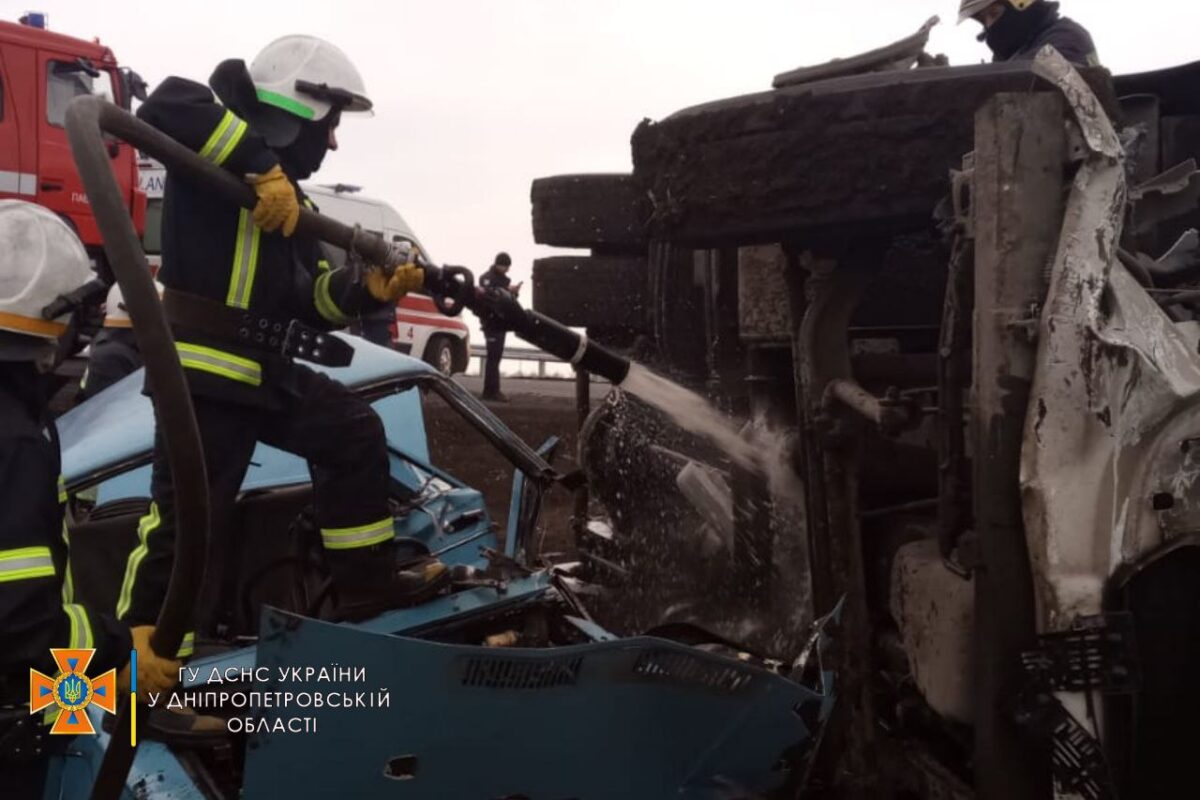 Жуткое ДТП между легковым авто и грузовиком - новости Днепра