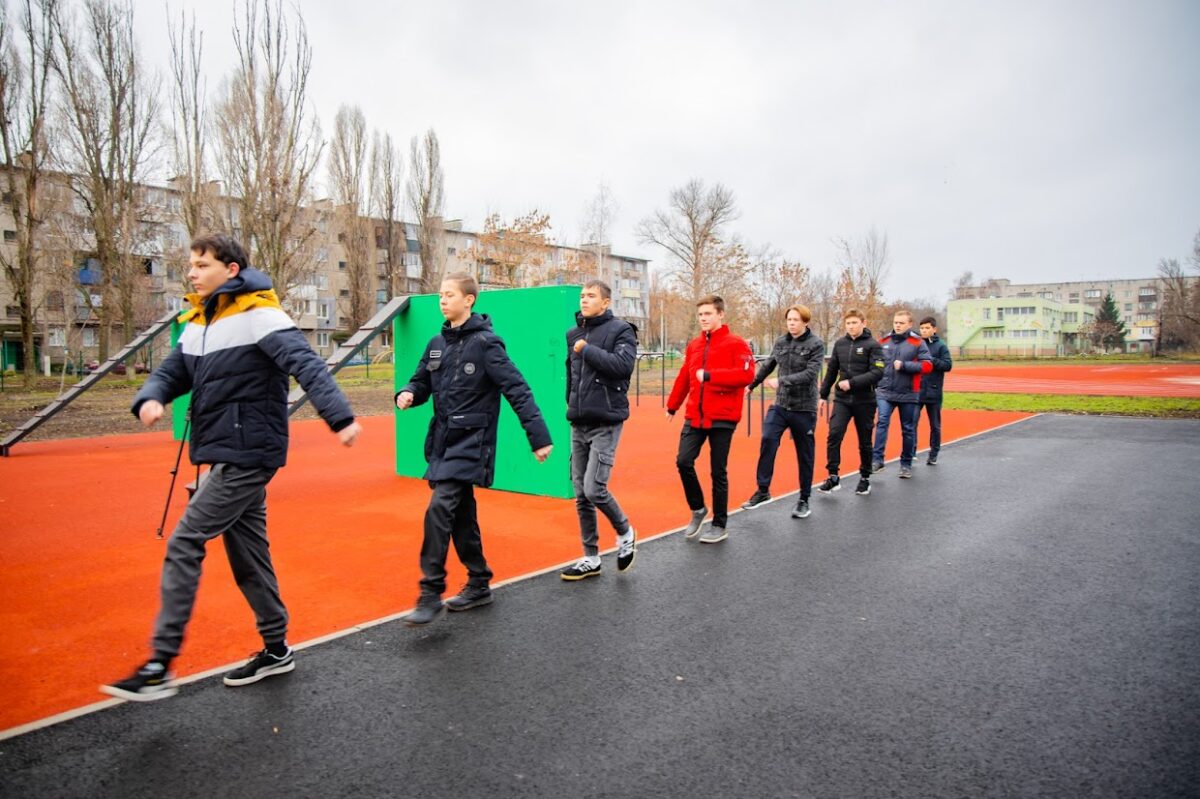 На Дніпропетровщині відремонтували стадіон Перещепинської школи №1: місцеві в захваті