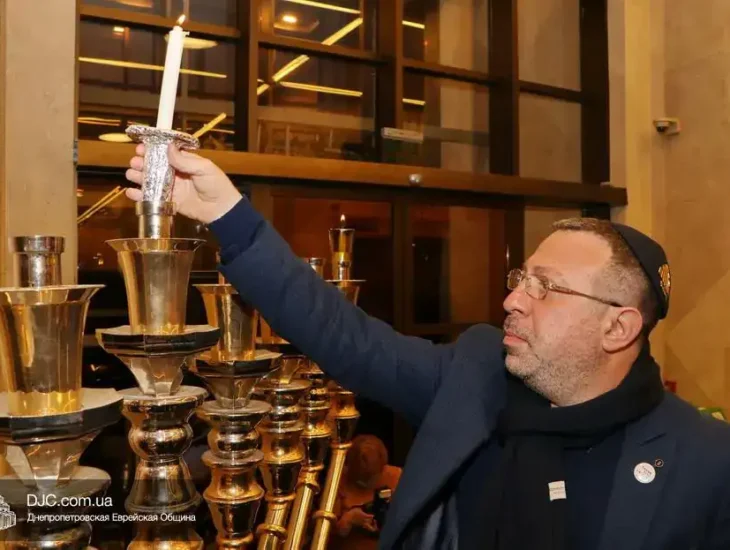 Геннадий Корбан зажег в Днепре первую свечу на главной ханукие (Видео)