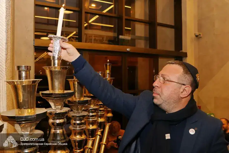Геннадий Корбан зажег в Днепре первую свечу на главной ханукие (Видео)