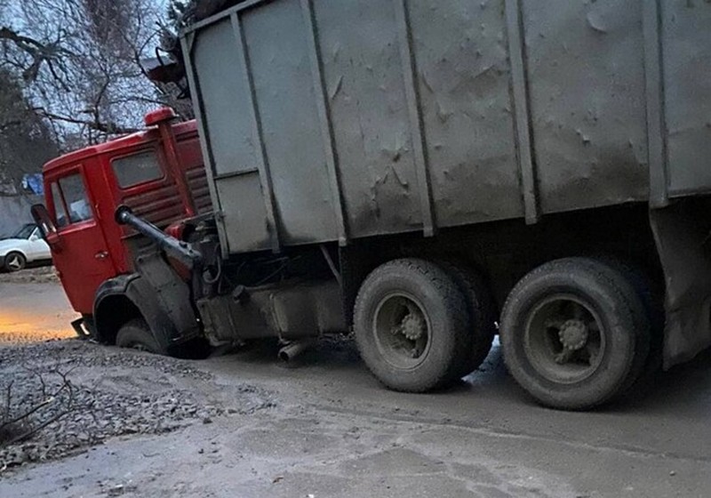 2 грузовика провалились в асфальт - новости Днепра