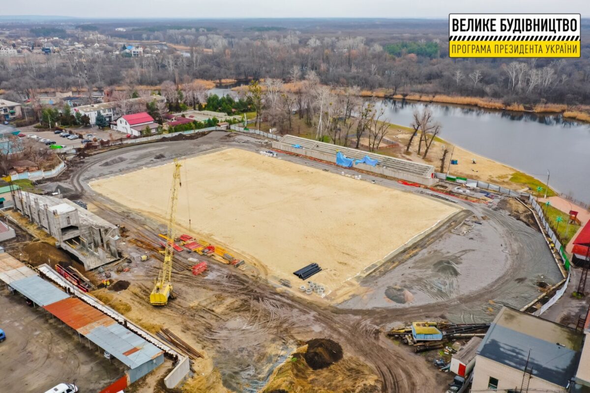 В Новомосковске обновляют главную спортивную арену (фото)