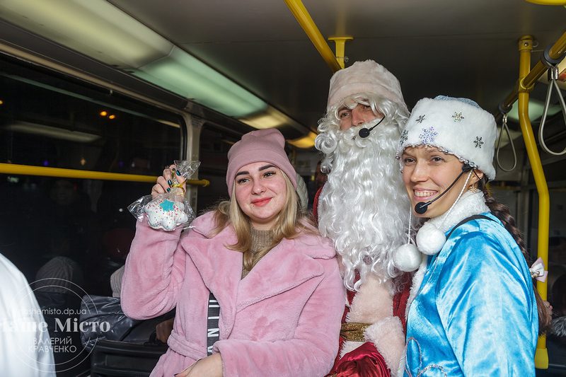 Пассажиров трамвая поздравил Дед Мороз - новости Днепра
