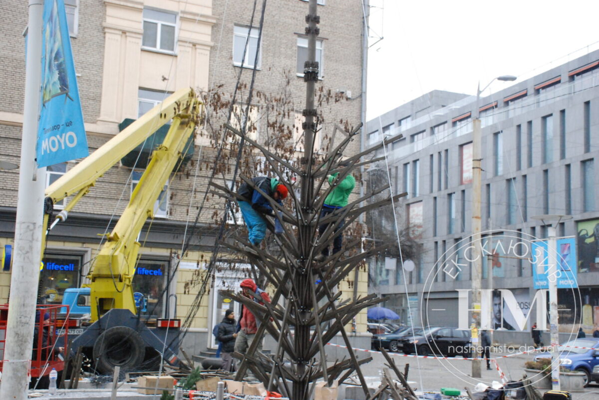 На Европейской площади монтируют главную елку - новости Днепра