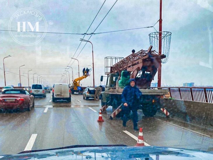 На Новом мосту устанавливают новогодние корзины - новости Днепра