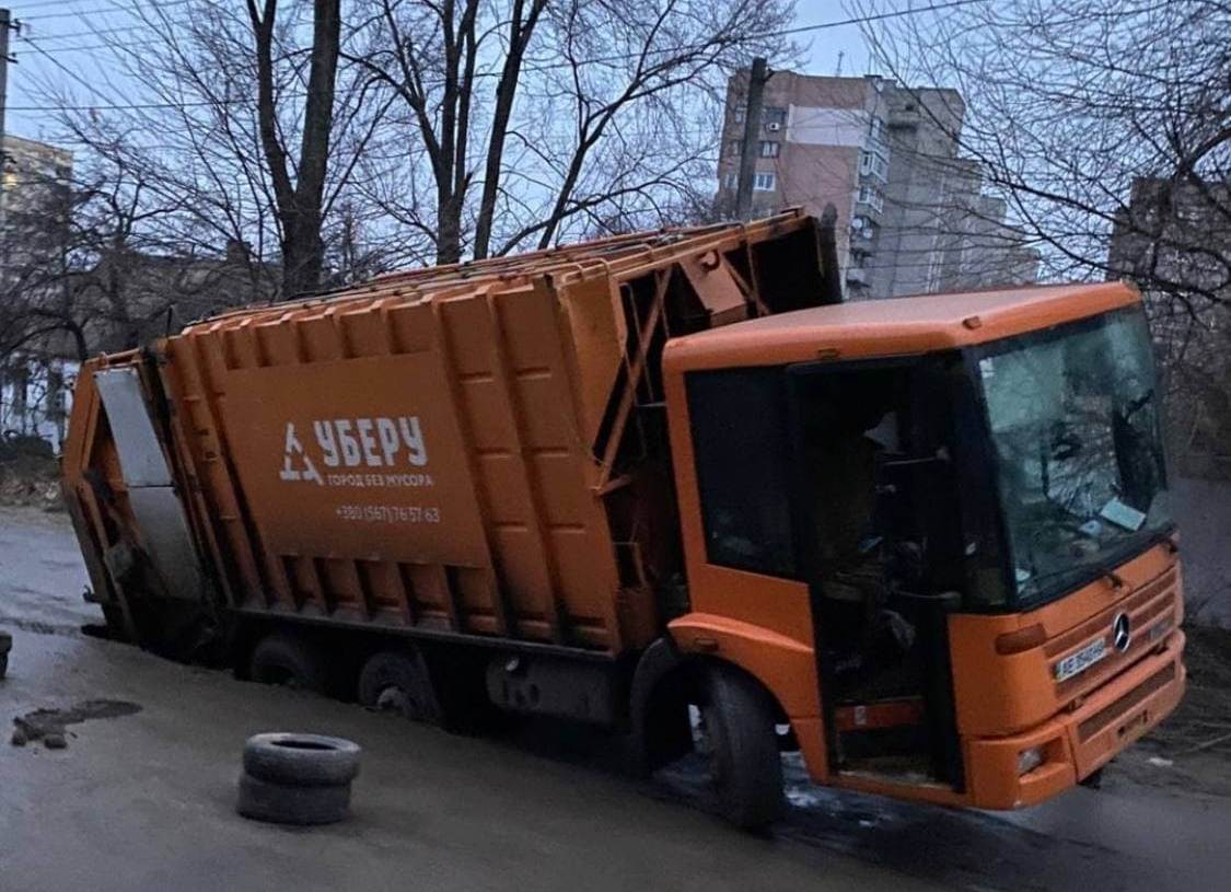 2 грузовика провалились в асфальт - новости Днепра