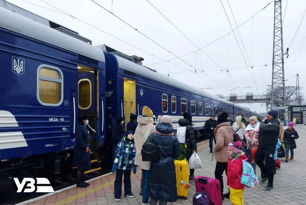 В воскресенье, 13 декабря, «Укрзалізниця» отправила поезд № 5/6 Мариуполь — Рахов в первый рейс по новому маршруту