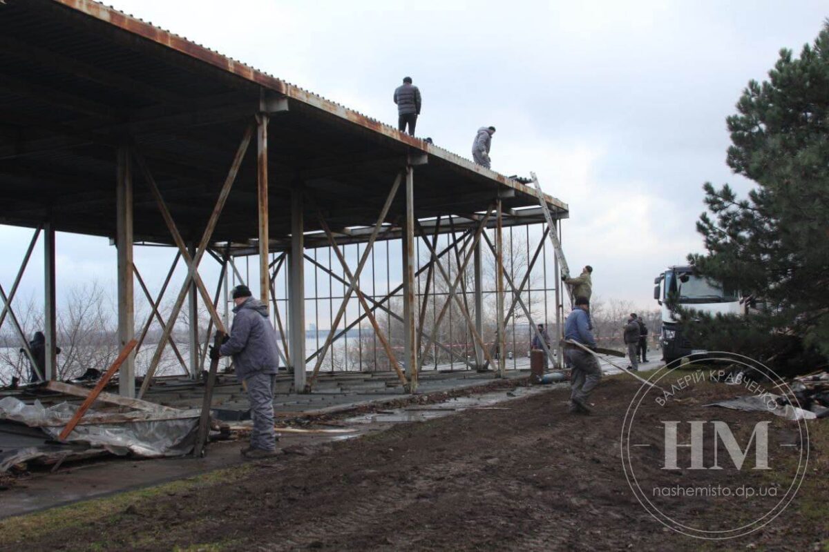 Возле ресторана «Смак» снесли конструкцию - новости Днепра