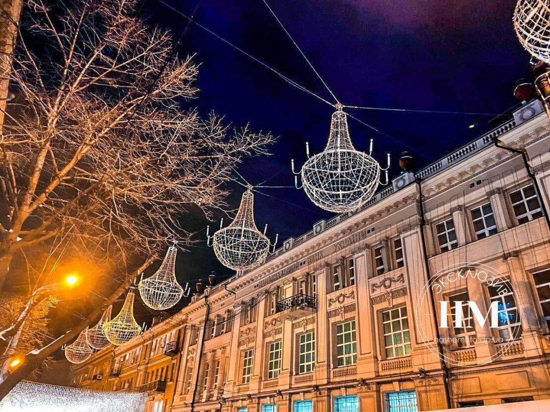 В центре повесили десятки люстр (Фото) - новости Днепра