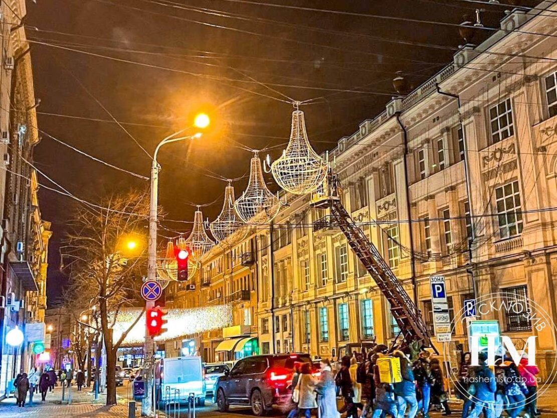 В центре повесили десятки люстр (Фото) - новости Днепра