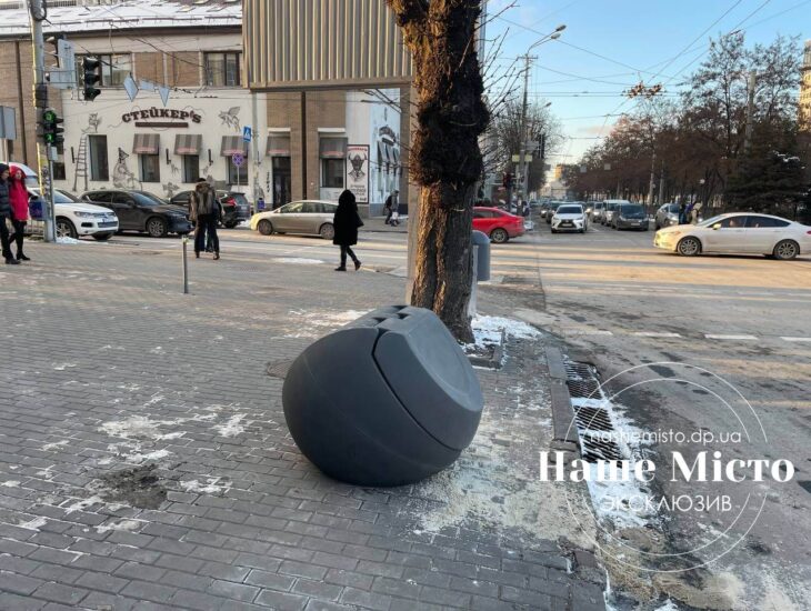 В центре Днепра и на набережной появились серые пластиковые шары: зачем их установили (Фото)