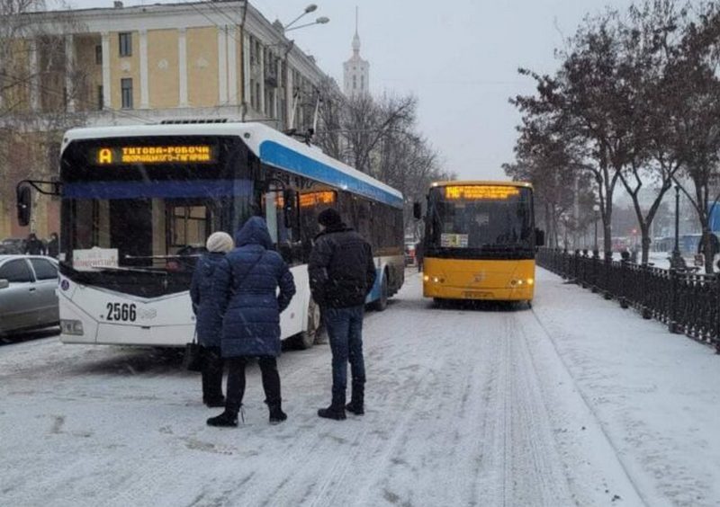 Из-за ДТП и пробок транспорт ходит с опозданием - новости Днепра