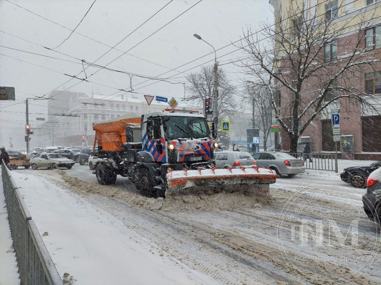 Коммунальщики продолжают бороться с непогодой - новости Днепра