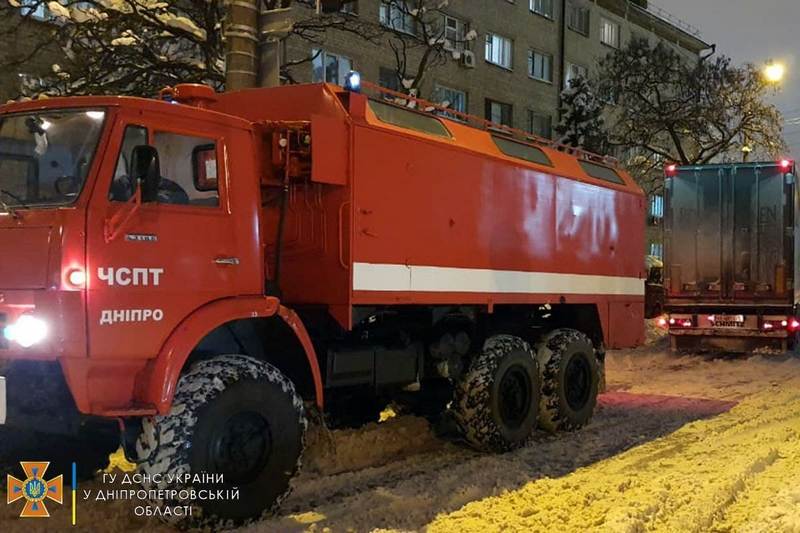 Всю ночь вытаскивали фуры: в Днепре грузовики застряли в снежных ловушках (Фото)