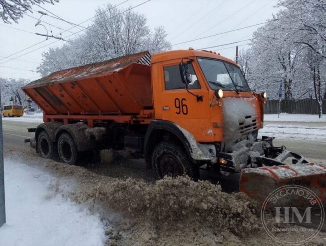 Коммунальщики ликвидируют последствия непогоды - новости Днепра