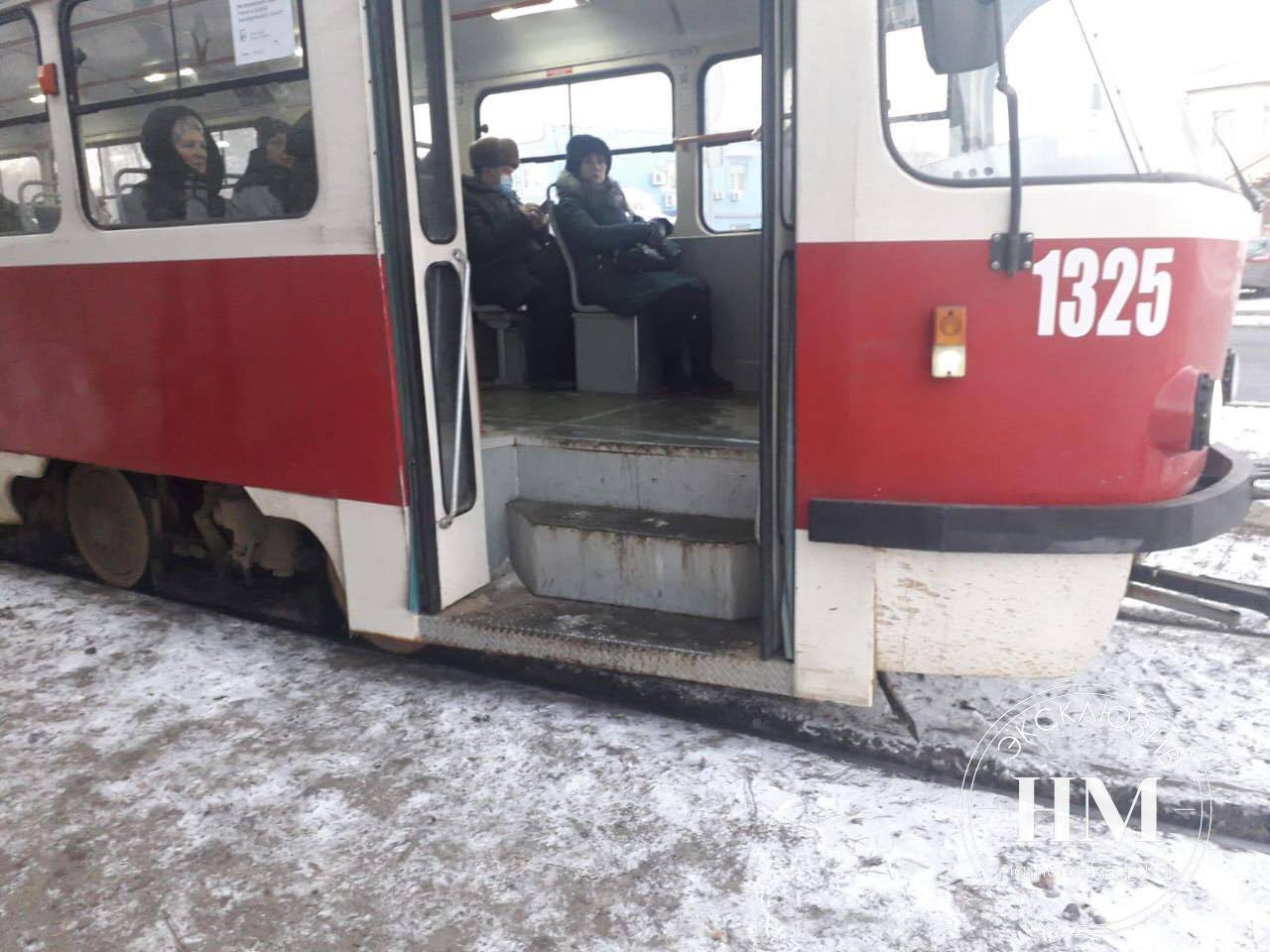 Школьник громил трамвай, а пассажиры смотрели - новости Днепра