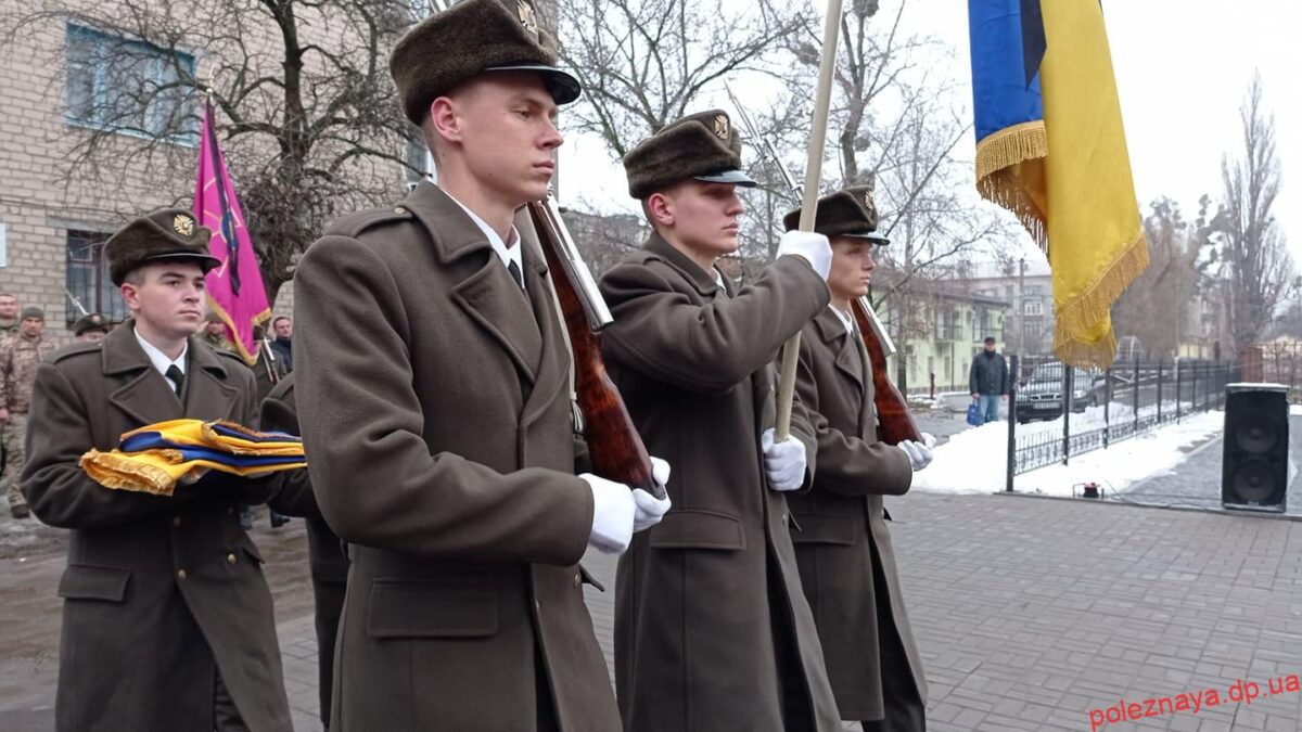 Горькие слезы матери: под Днепром попрощались с погибшим на Донбассе 23-летним военным