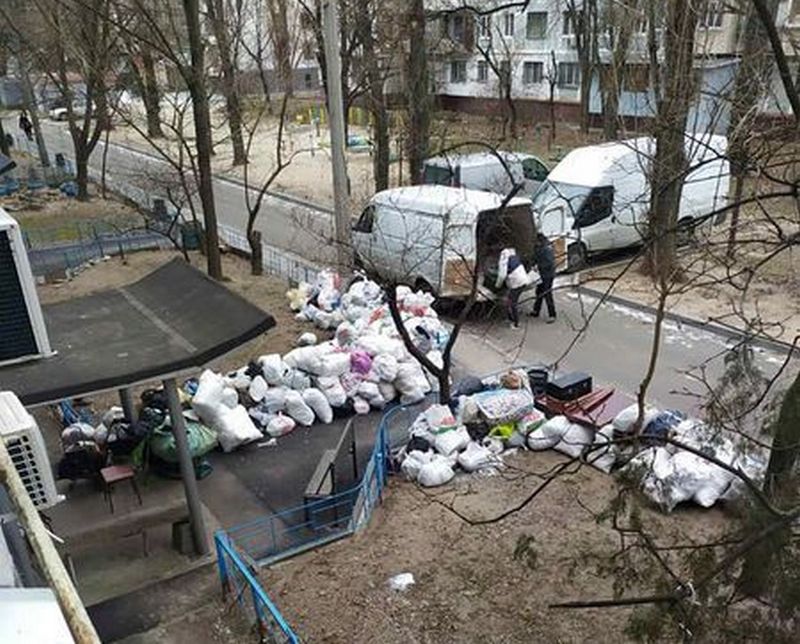 "Мусорная королева" заблокировала двор хламом - новости Днепра