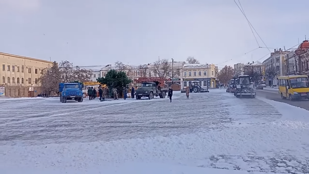 В Кропивницком жертвой урагана пала главная елка (Фото, видео)