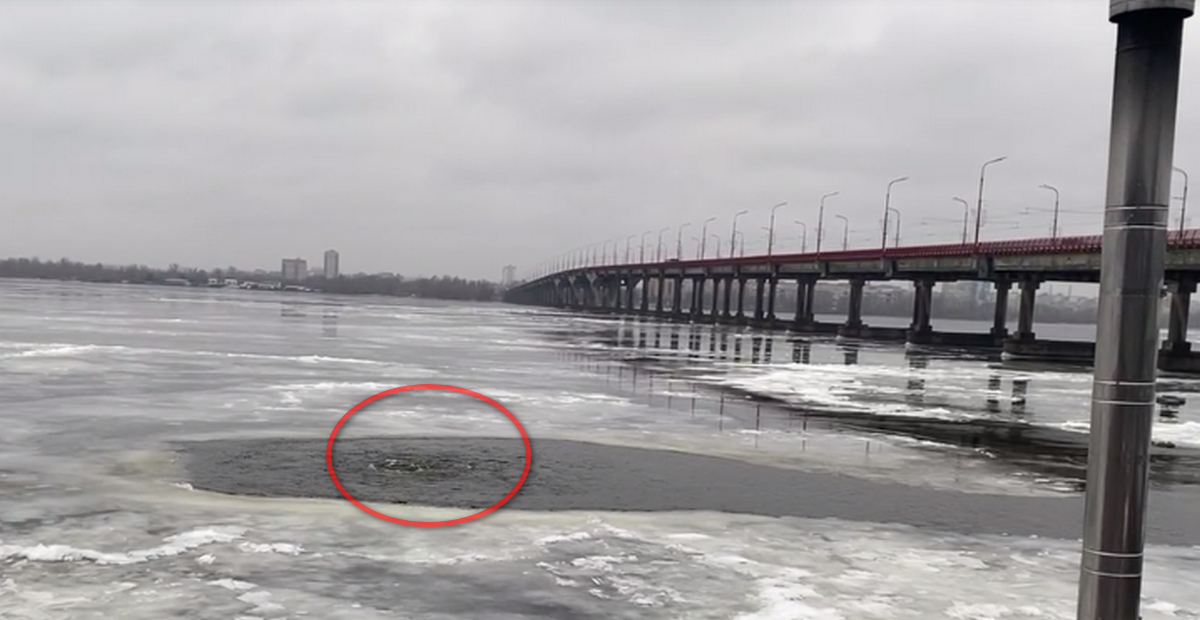 На набережной из-под воды бьет «гейзер» - новости Днепра