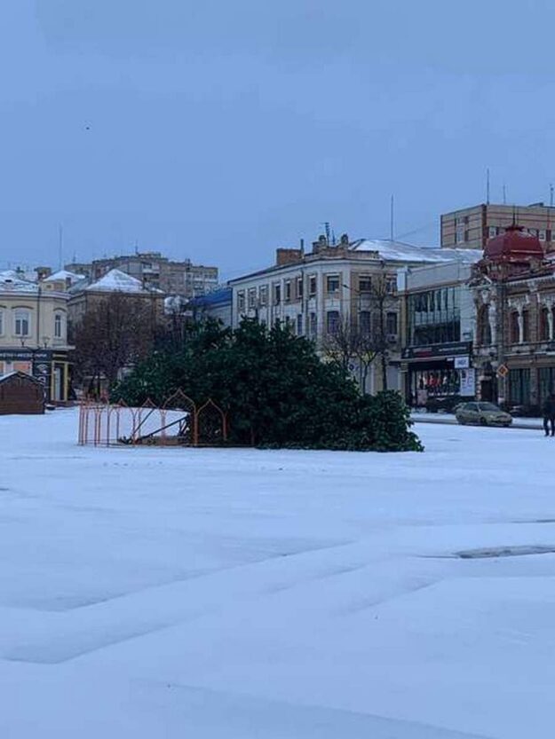 В Кропивницком жертвой урагана пала главная елка (Фото, видео)