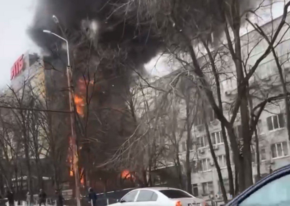 На пр. Поля горит здание (Видео) - новости Днепра