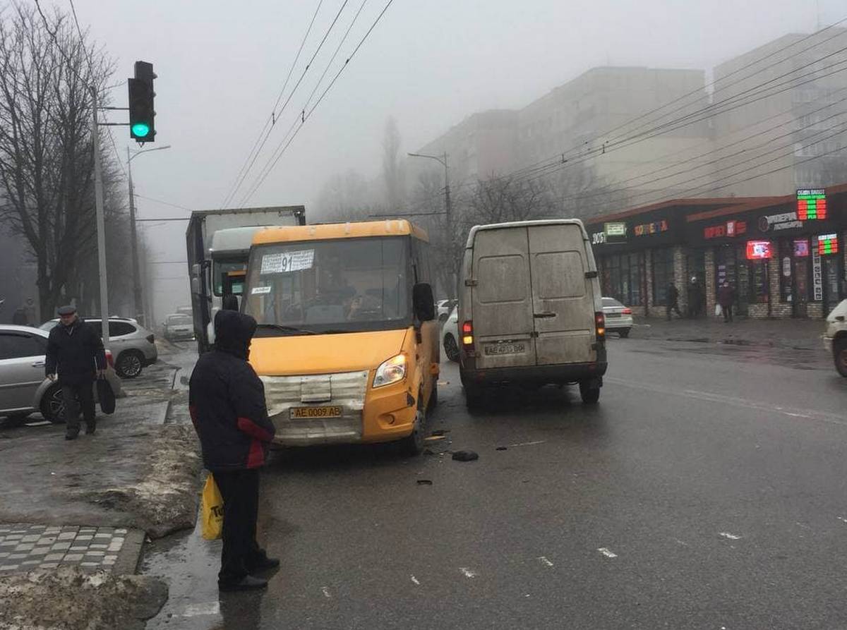 Микроавтобус врезался в 91-ю маршрутку - новости Днепра