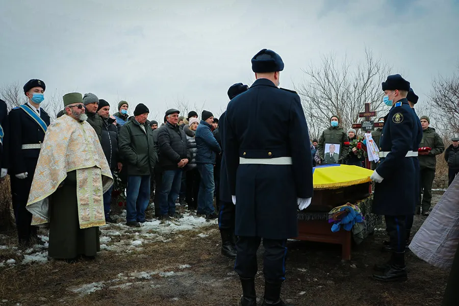 Слезы, скорбь и безграничное горе: трех погибших в Днепре нацгвардейцев похоронили на родине