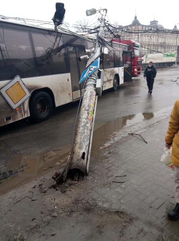 Фура парализовала движение трамваев и троллейбусов - новости Днепра