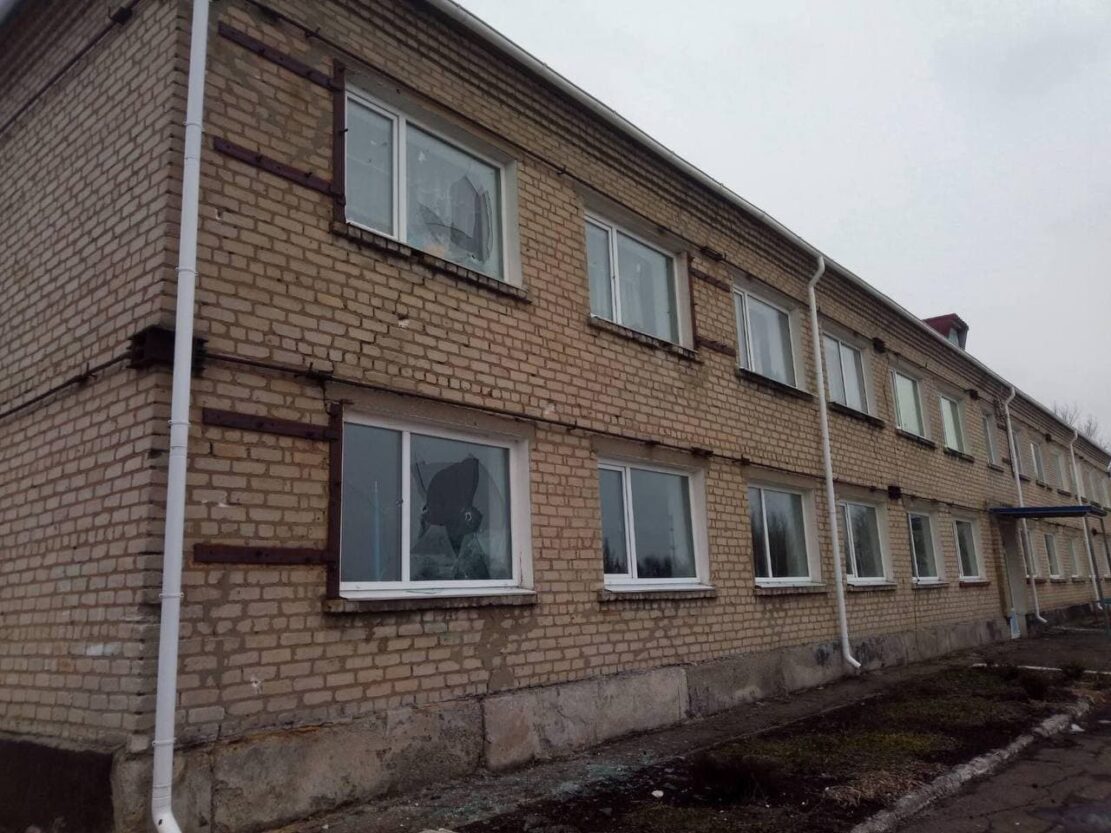 Оккупанты обстреляли детский сад и лицей на Донбассе