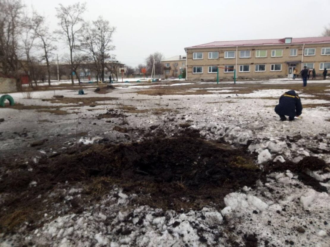 Оккупанты обстреляли детский сад и лицей на Донбассе