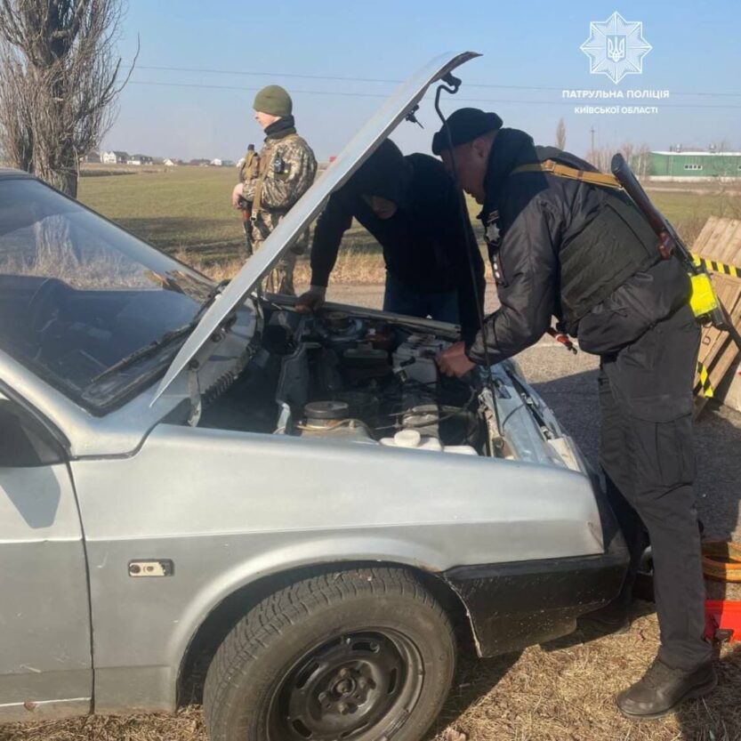 Под Киевом патрульные помогли починить авто семье, которая эвакуировалась (Фото)