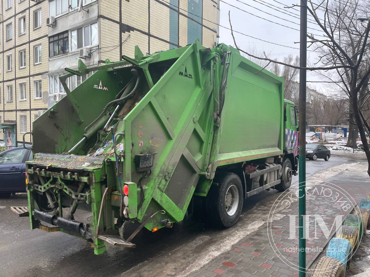 Жителей Днепра призывают платить за вывоз мусора и гаражи