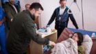 Зеленский посетил в больнице семью, попавшую под обстрел