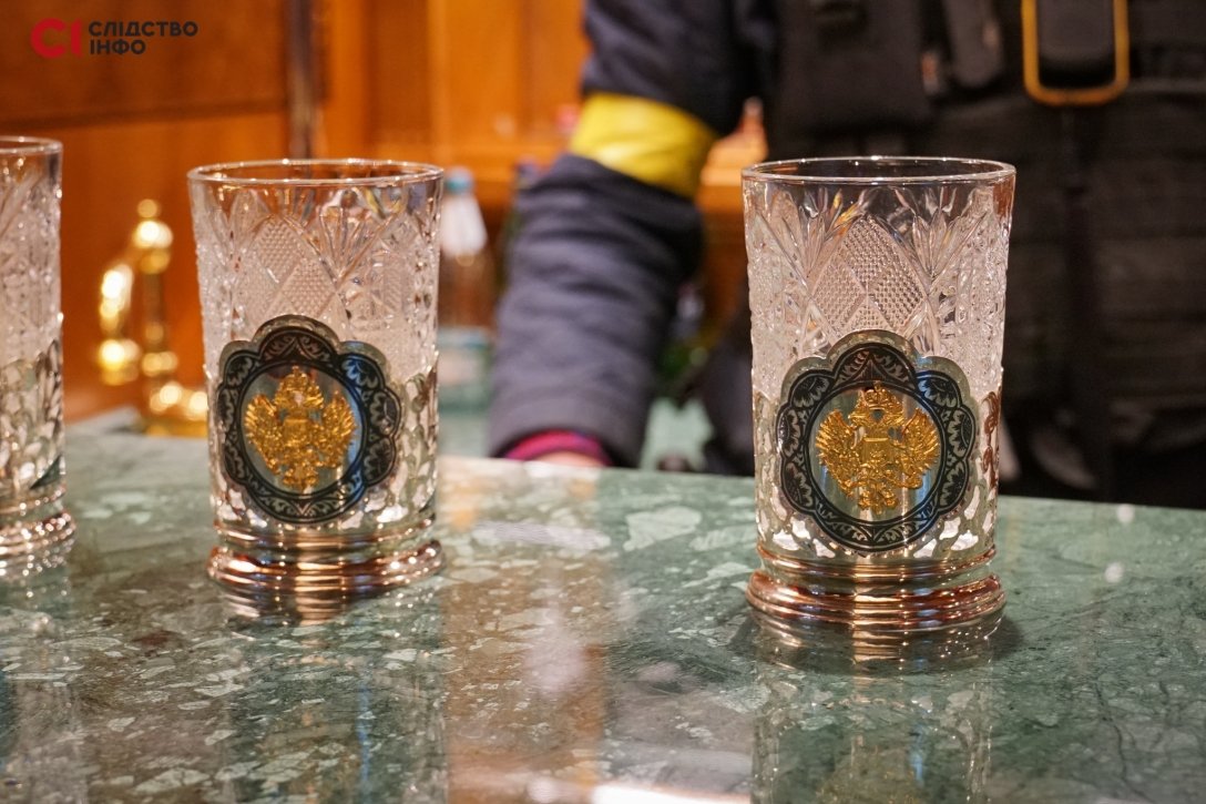 Вагон Медведчука: стаканы с русским гербом и подделка под бренды (Видео)