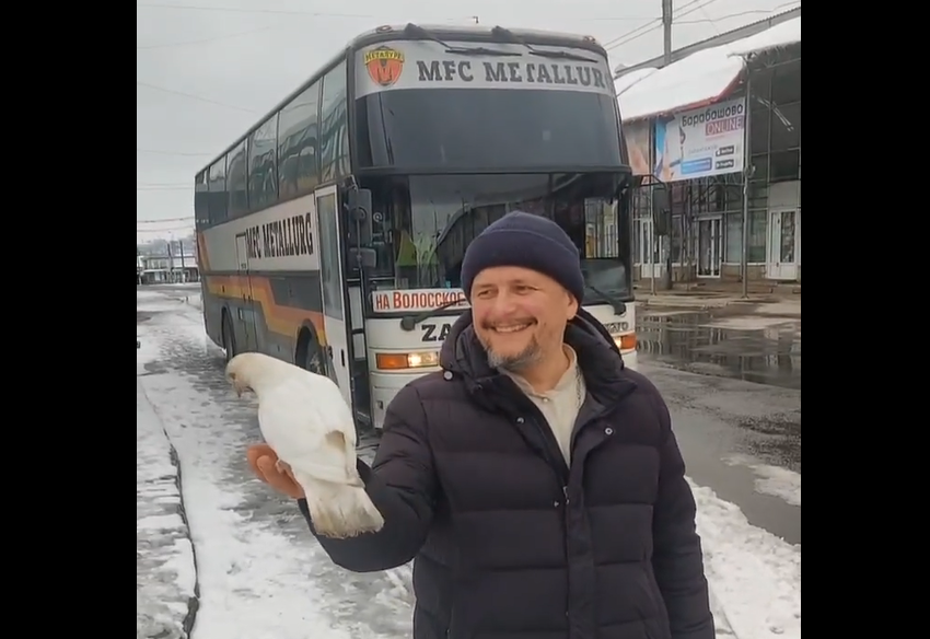 Священнику сел на руку белый голубь - новости Днепра