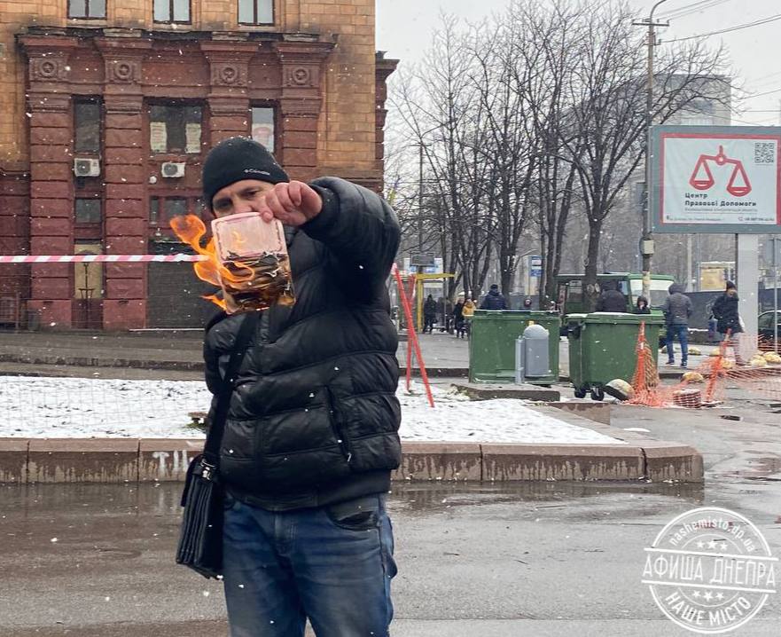 Мне стыдно: житель Днепра сжег свой российский паспорт на центральной площади (Видео) Новости Днепра