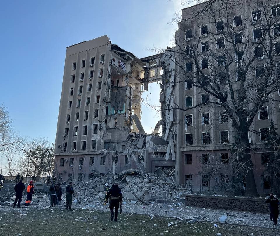 В Николаеве ракетой взорвали здание ОГА