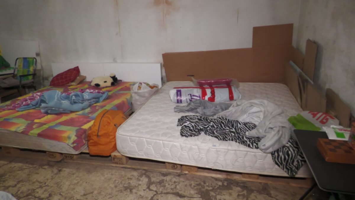 Спальные места, санузлы и запасы воды: как главы ОСМД и ЖКХ обустраивают подвалы домов под укрытие