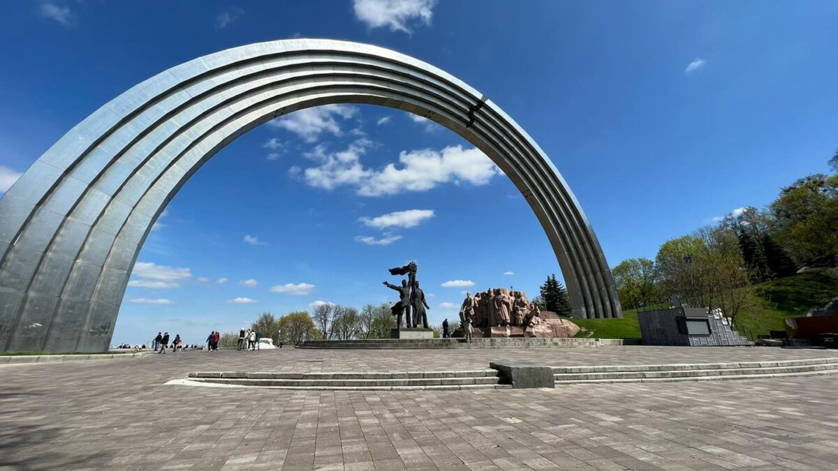 В Киеве демонтируют памятник "дружбы" Украины и россии