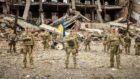 На Днепропетровщине военные спели на руинах - новости Днепра