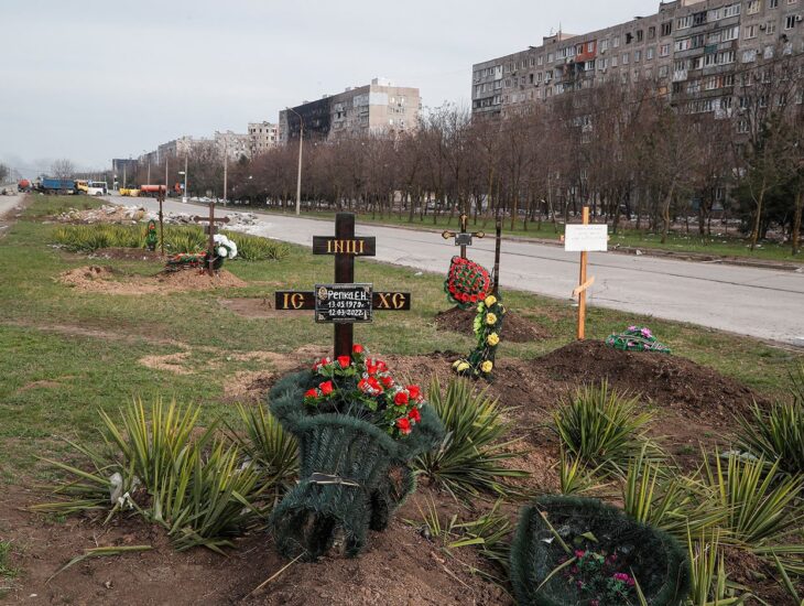 В Мариуполе рашисты выкапывают трупы из могил во дворах
