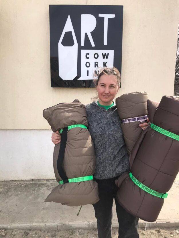 "Арт-коворкинг" из Краматорска занимается пошивом спальников для военных в Днепре - новости Днепра