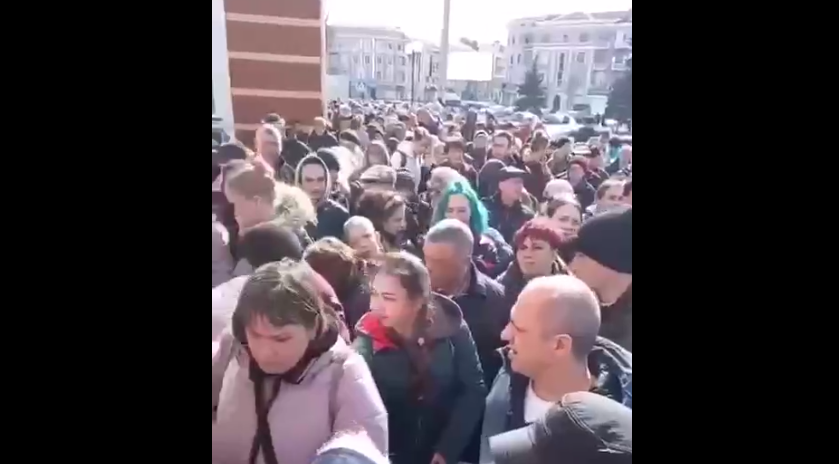 Жители Донбасса массово эвакуируются из родных городов (Видео)