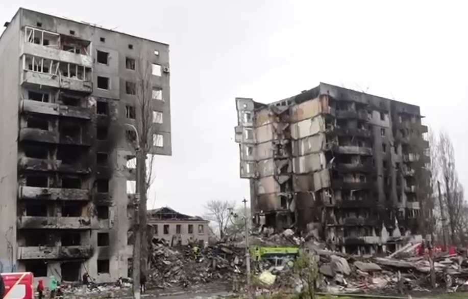 Сбрасывали полутонные авиабомбы: журналист показал видео разрушенной Бородянки