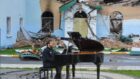 Видатний піаніст зіграв у зруйнованому Ірпені - новини Дніпра