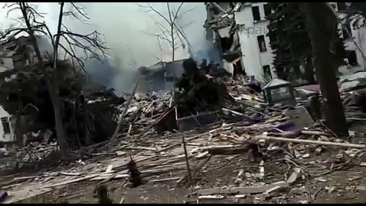 Первые минуты после бомбардировки Драмтеатра в Мариуполе