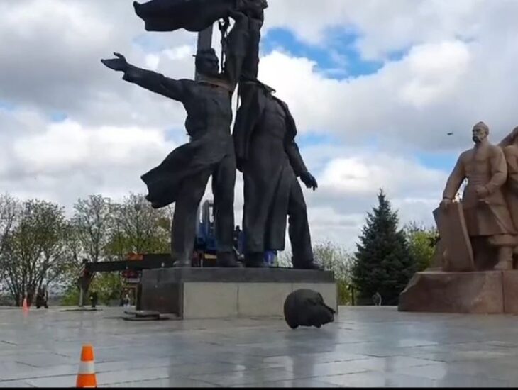 Это знак: памятник "дружбы" россии и Украины лишился головы (Видео)