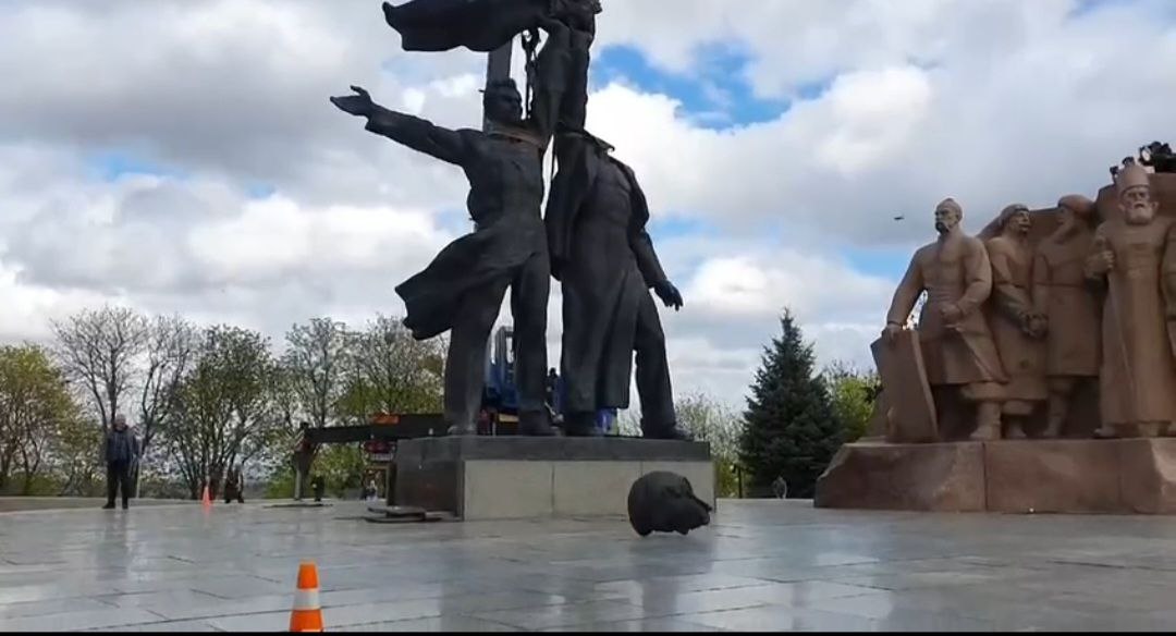 Это знак: памятник "дружбы" россии и Украины лишился головы (Видео)